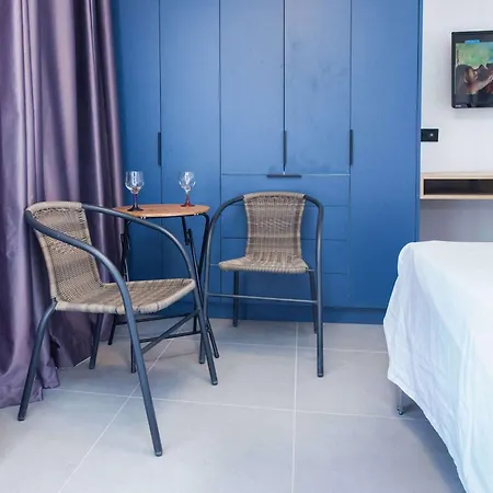 Studio Escape With Balcony Apartment *